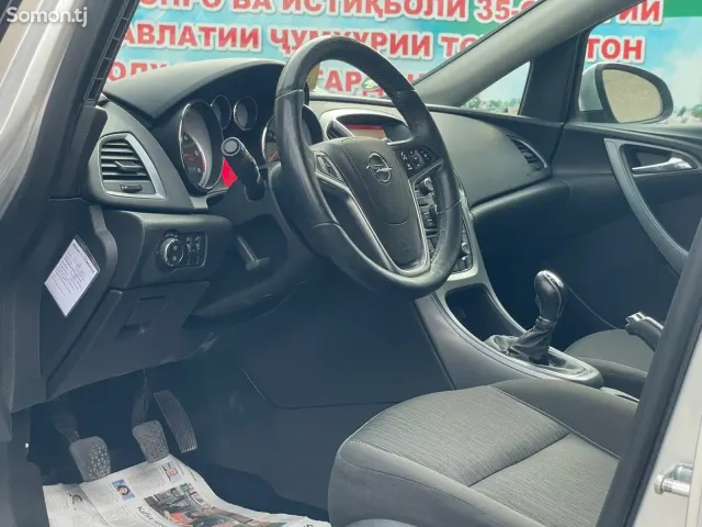 Opel Astra J 2014 · 1.7 MT