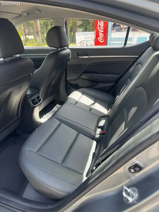 Hyundai Avante 2016 · 1.6 AT