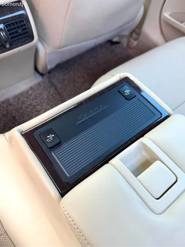 Toyota Camry 2016 · AT