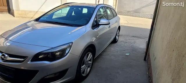 Opel Astra J 2015 · 1.4 AT