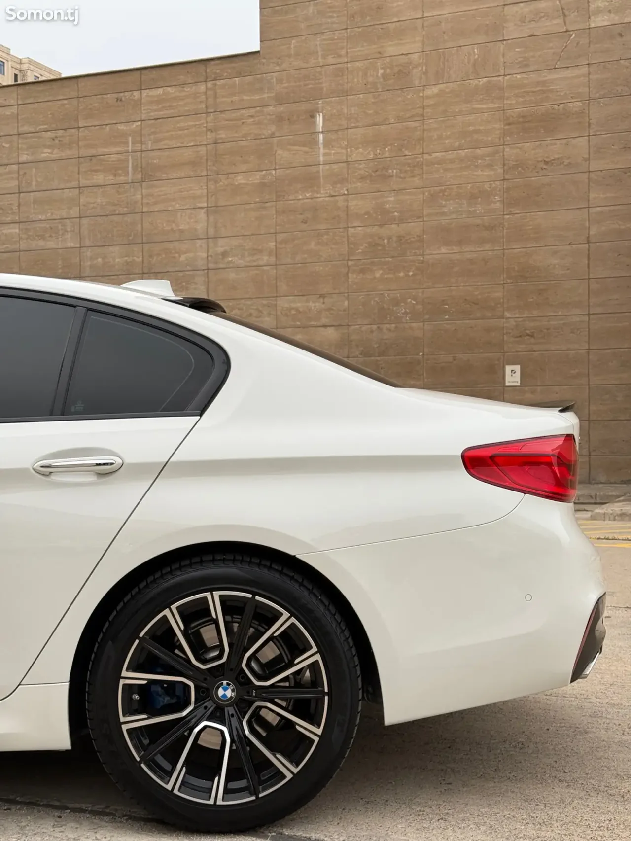BMW 5 series 2017 · AT