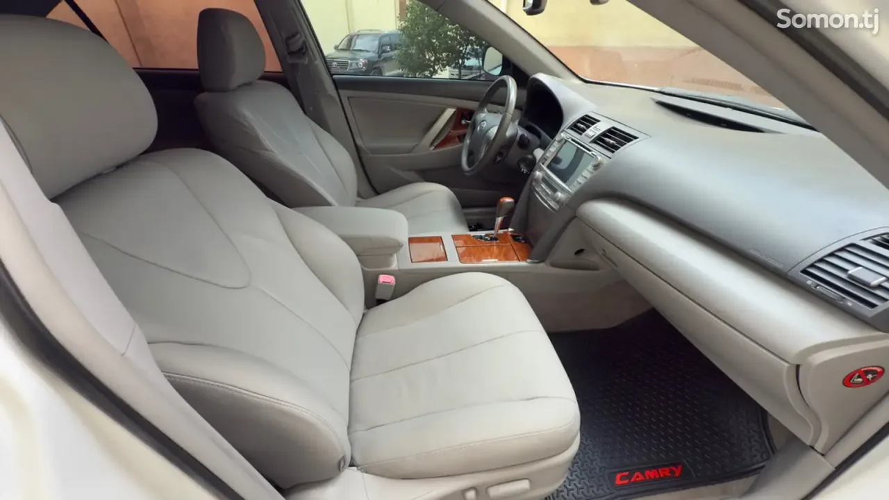 Toyota Camry 2011 · 2.5 AT