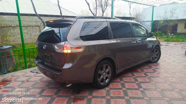 Toyota Sienna 2015 · 3.5 AT