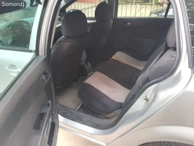 Opel Astra H 2009 · 1.6 MT