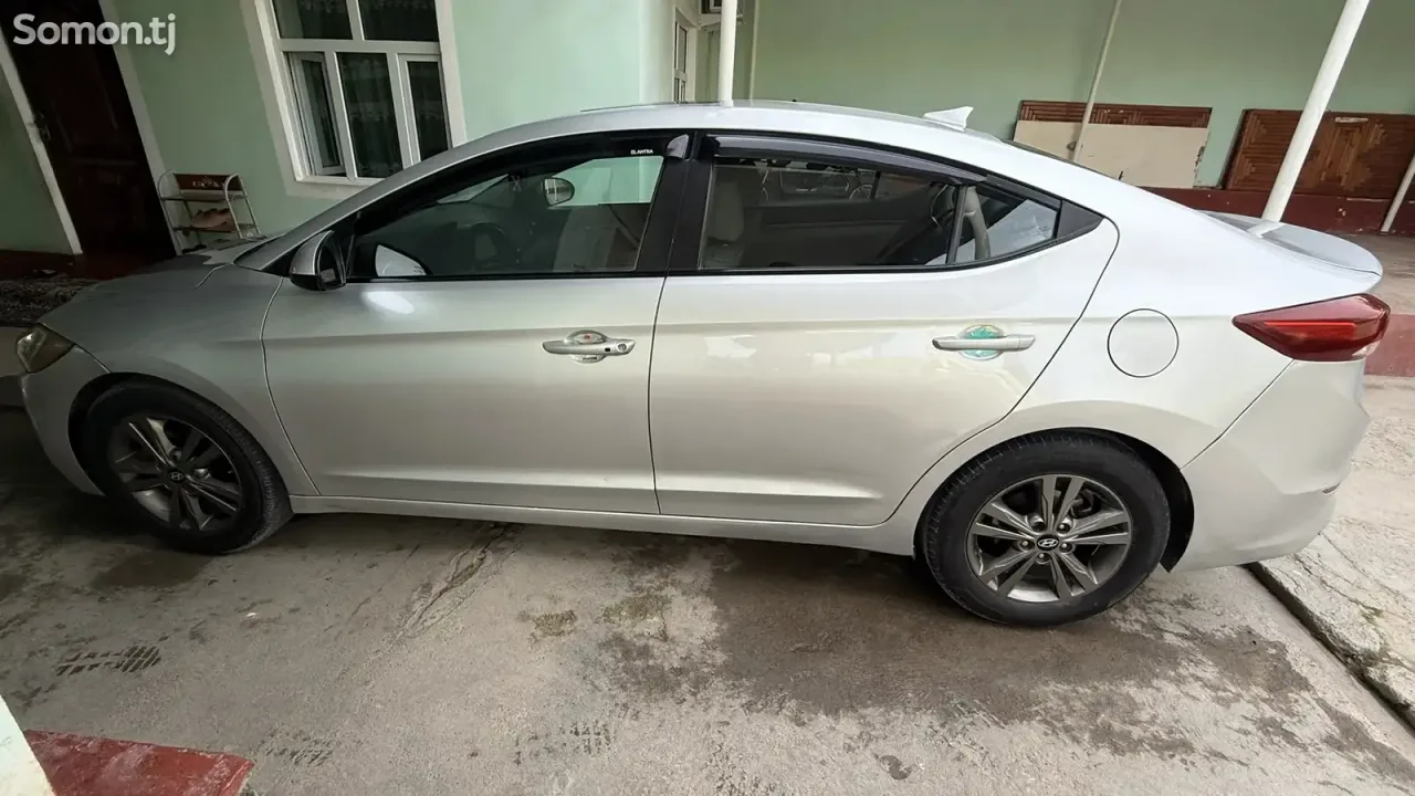 Hyundai Elantra 2018 · 2.0 AT