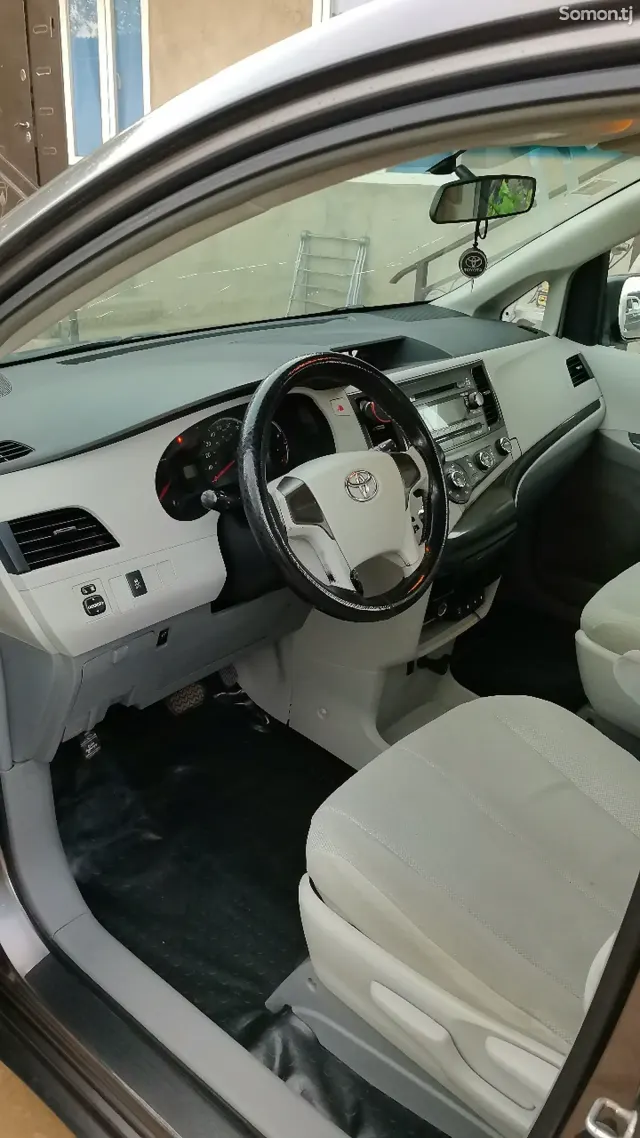 Toyota Sienna 2011 · 3.5 AT