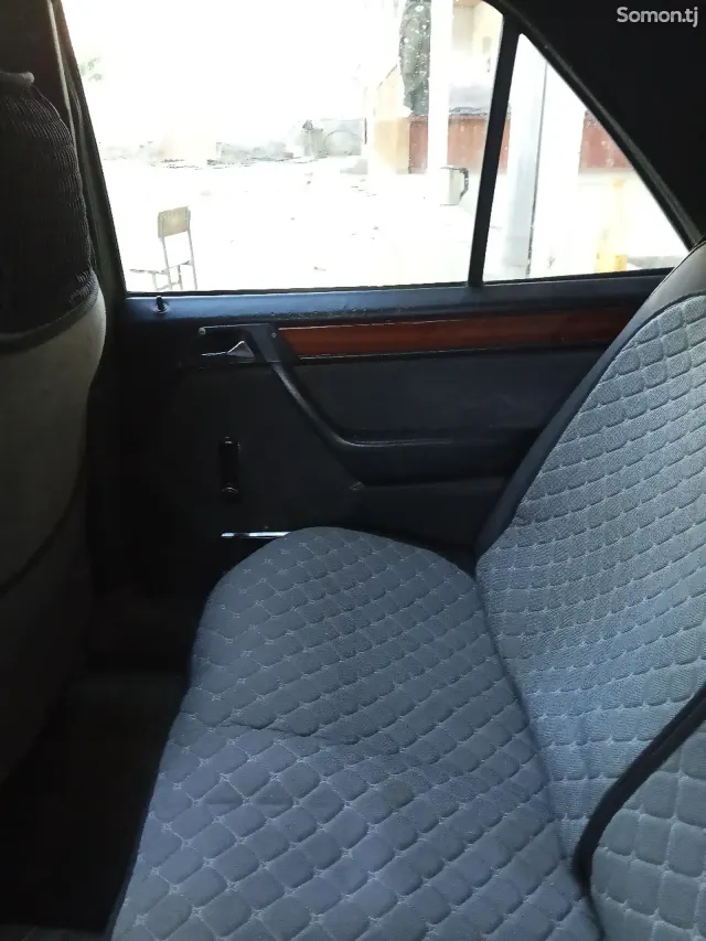 Mercedes-Benz W124 1993 · 1.6 MT
