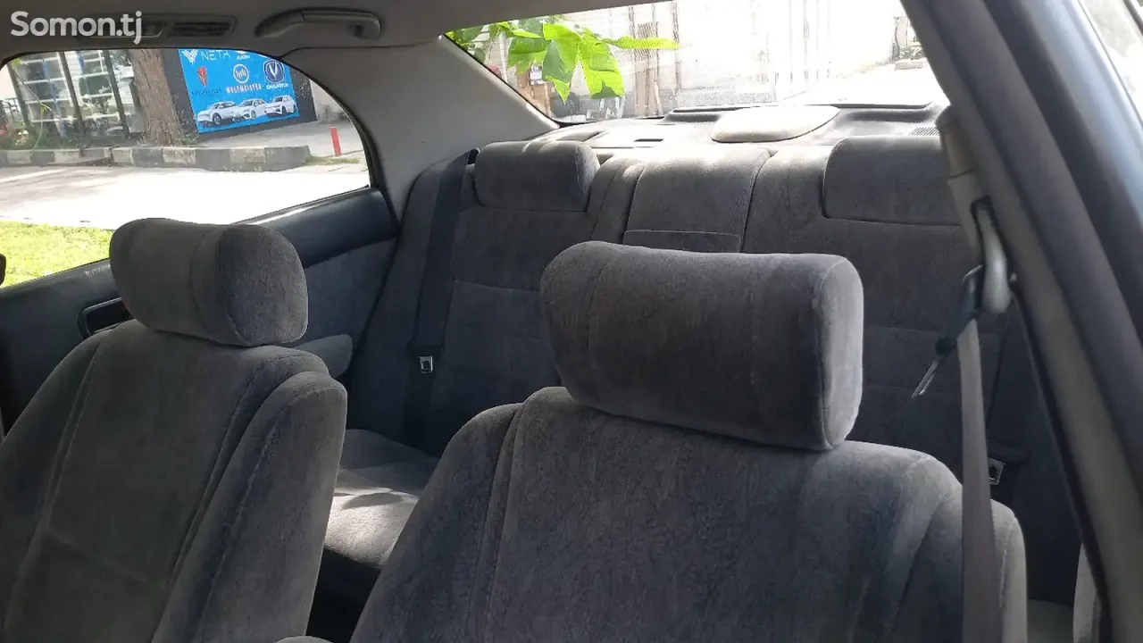 Toyota Crown 1995 · 2.5 AT