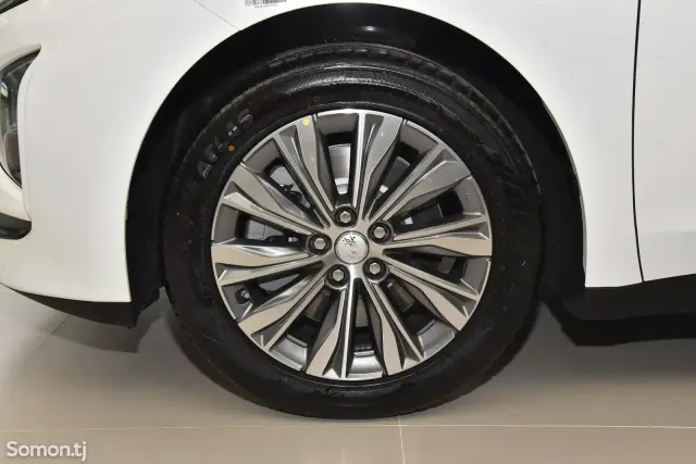 Hongqi E-QM5 2025 · AMT