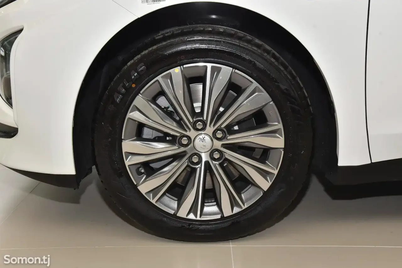 Hongqi E-QM5 2025 · AMT