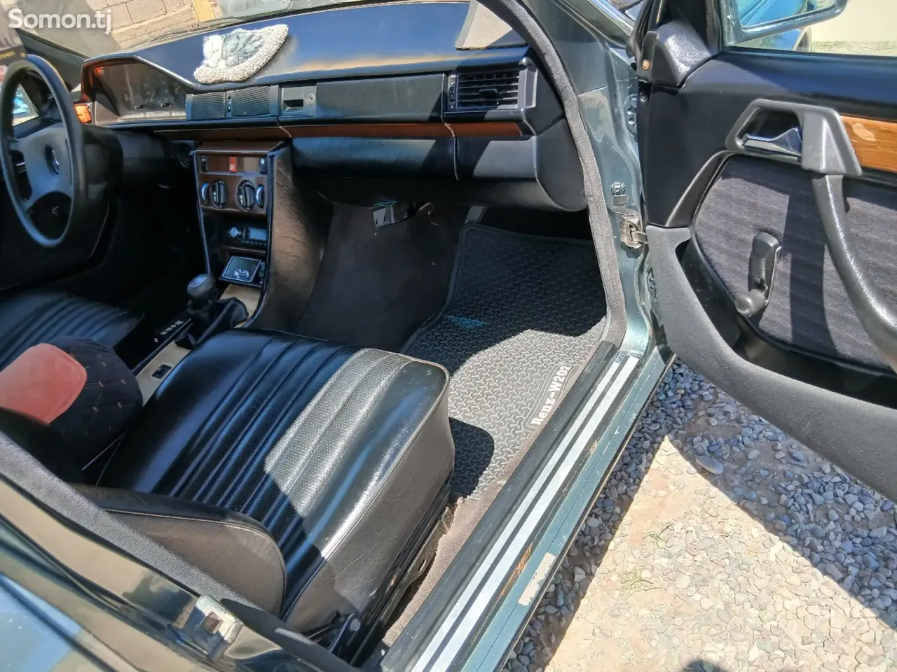 Mercedes-Benz W124 1990 · 2.2 MT