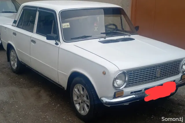 Lada (ВАЗ) 2111 1980 · 0.6 MT