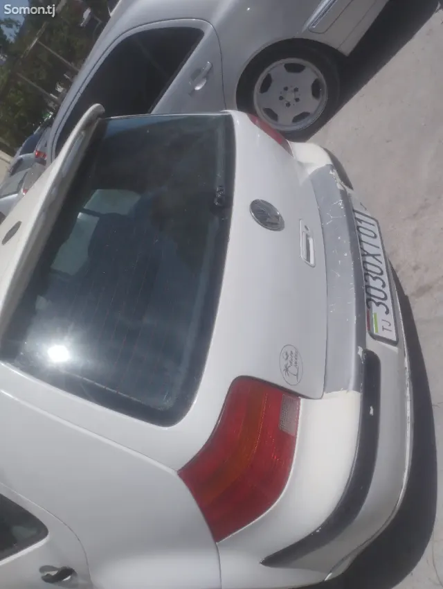 Volkswagen Golf 1999 · 1.6 MT