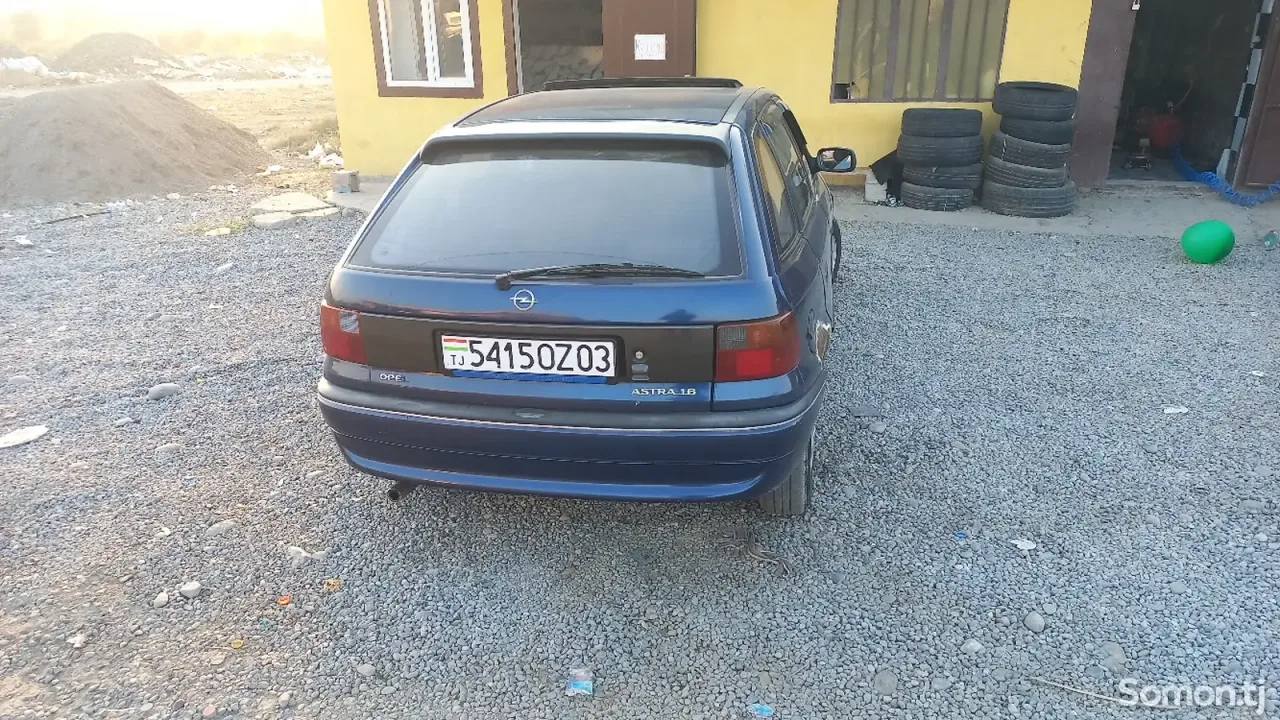 Opel Astra F 1992 · 1.6 MT