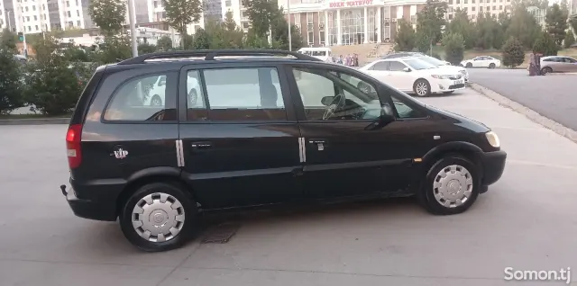 Opel Zafira 2000 · 1.6 MT