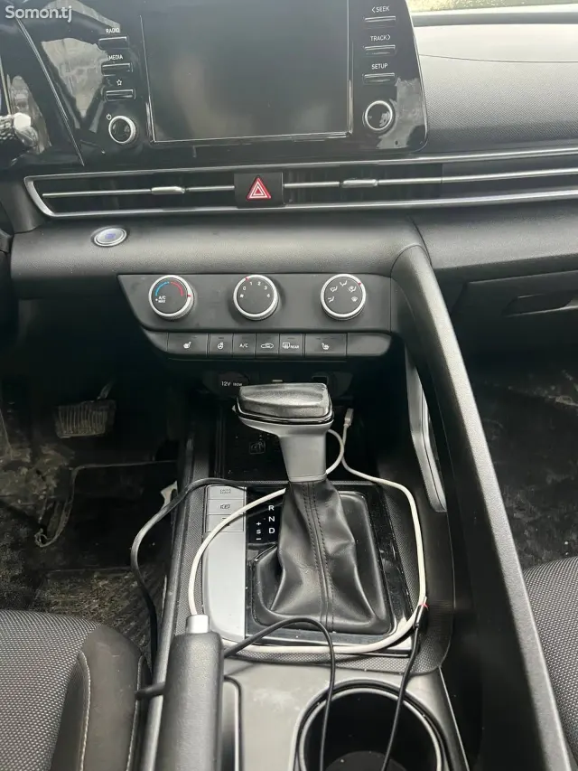 Hyundai Elantra 2023 · 2.0 AT