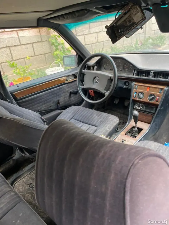 Mercedes-Benz W124 1992 · 2.4 MT