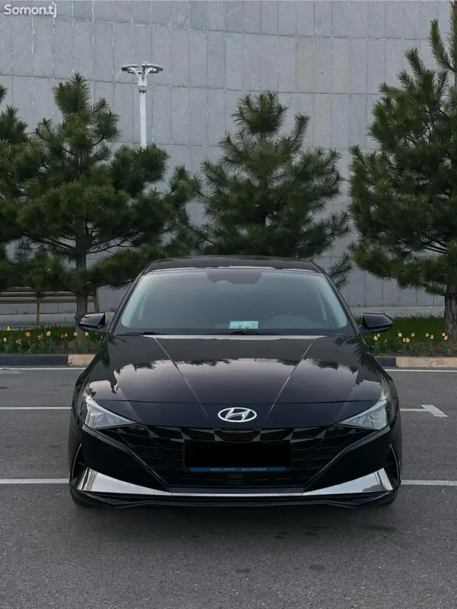 Hyundai Elantra 2022 · 2.0 AT