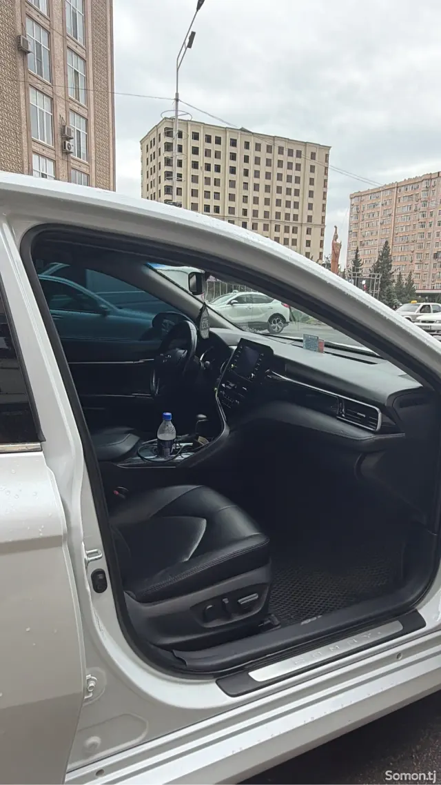 Toyota Camry 2018 · 2.5 AT