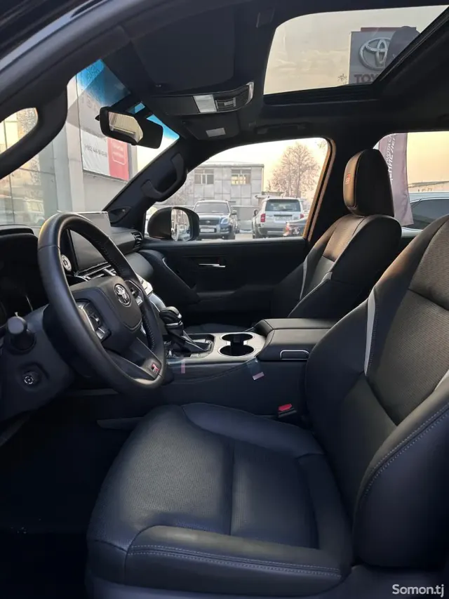 Toyota Land Cruiser 2025 · 3.5 AT