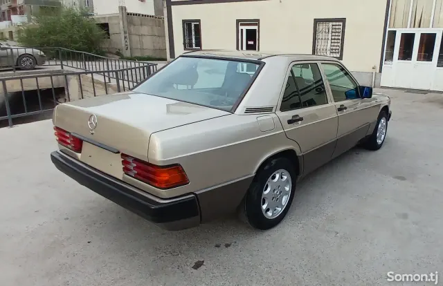 Mercedes-Benz W201 1991 · 2.0 MT