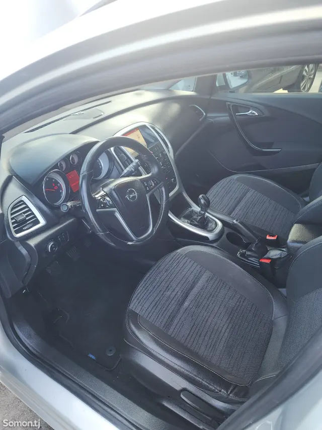 Opel Astra J 2014 · 1.7 MT