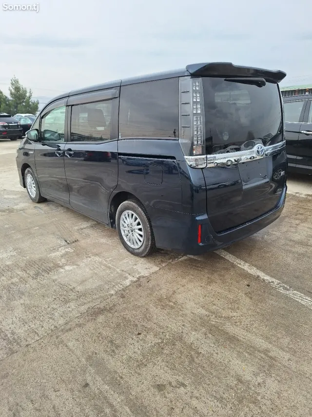 Toyota Voxy 2014 · 1.8 AT