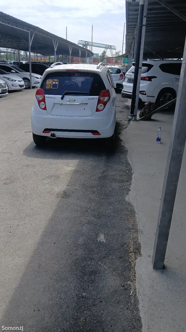 Chevrolet Spark 2015 · 1.0 AT