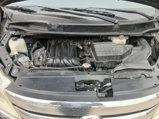 Nissan Serena 2014 · AT