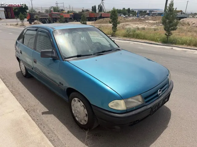 Opel Astra F 1993 · 1.6 MT