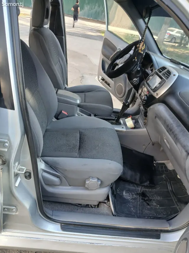 Toyota RAV 4 2005 · 1.8 AT