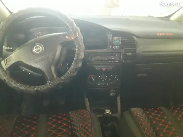 Opel Zafira 2000 · 1.6 MT