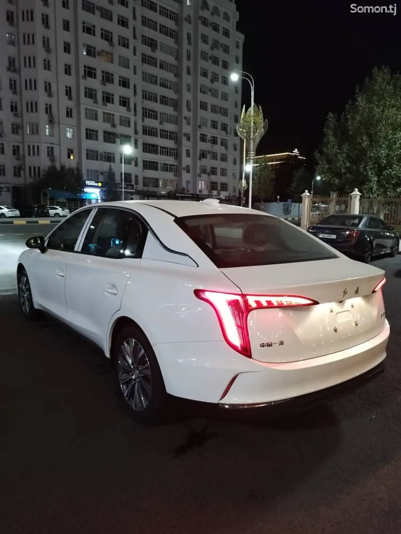 Hongqi E-QM5 2025 · AMT