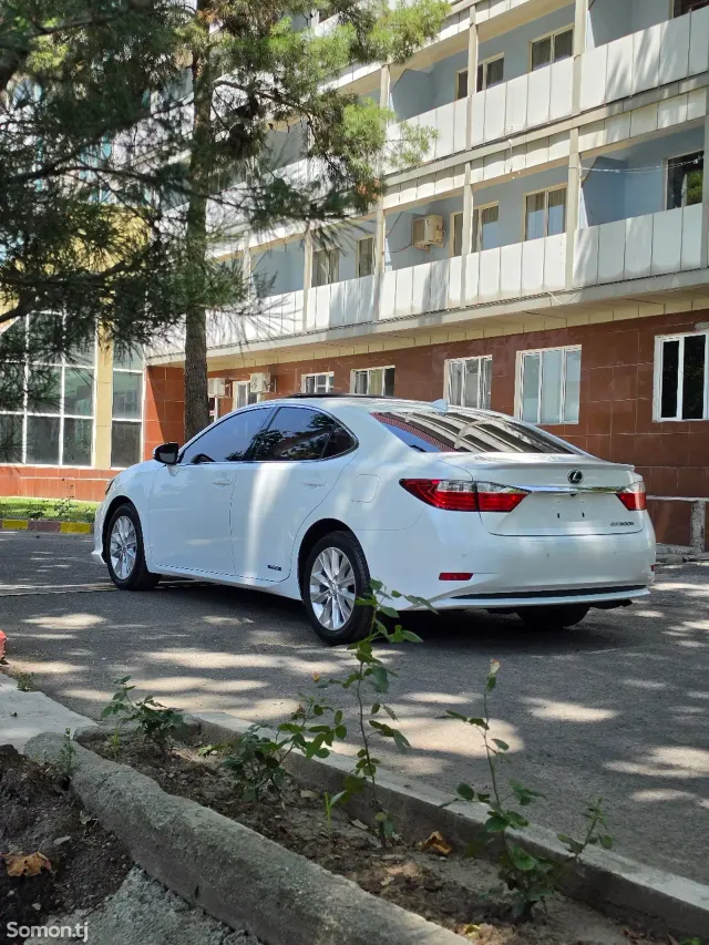 Lexus ES series 2015 · 2.5 AT