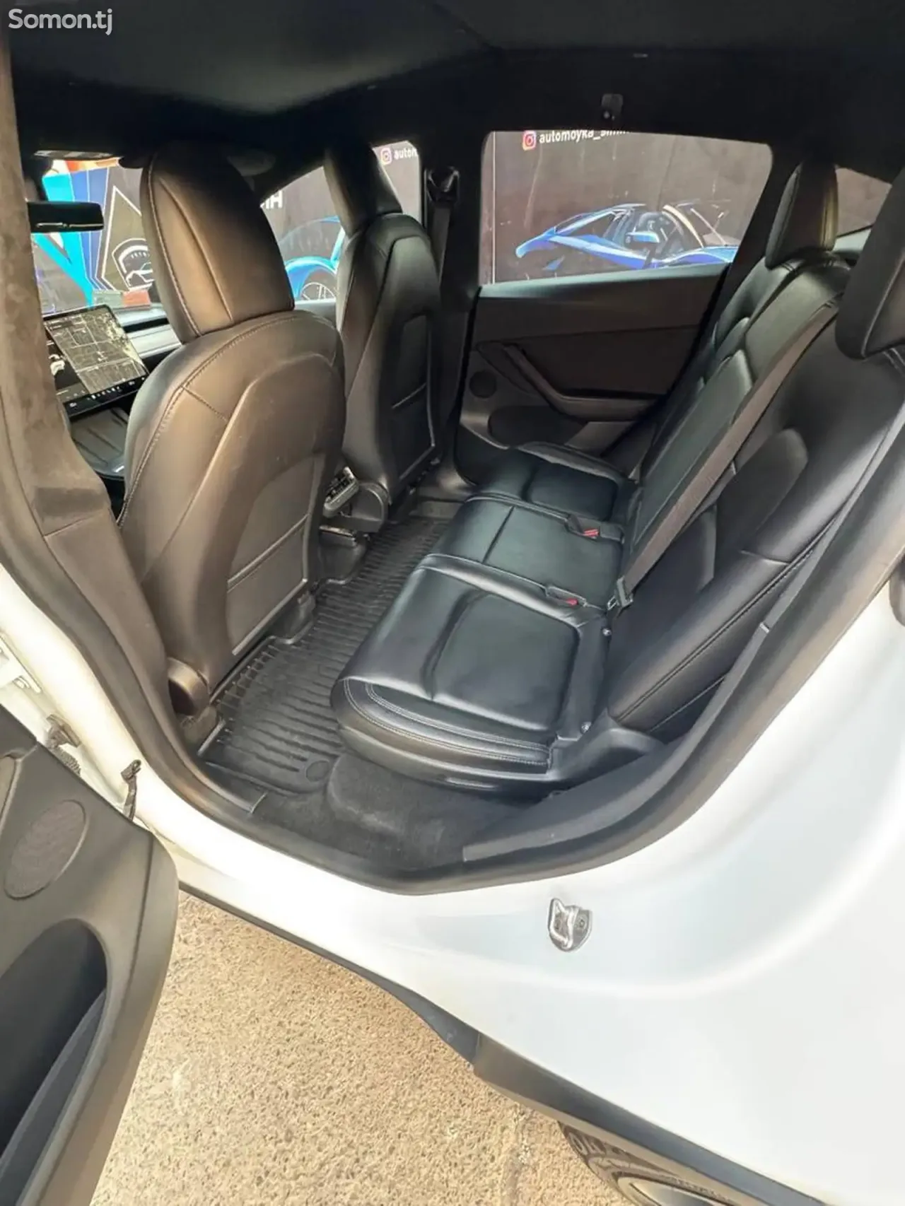 Tesla Model Y 2021 · AT
