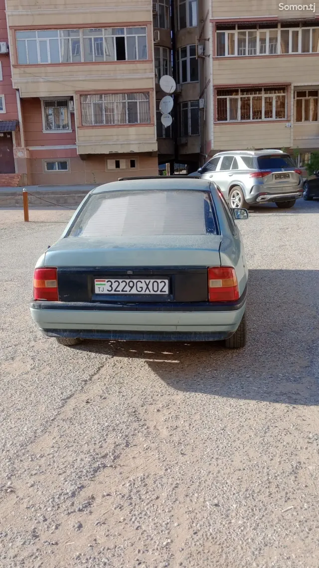 Opel Vectra A 1991 · 1.6 MT