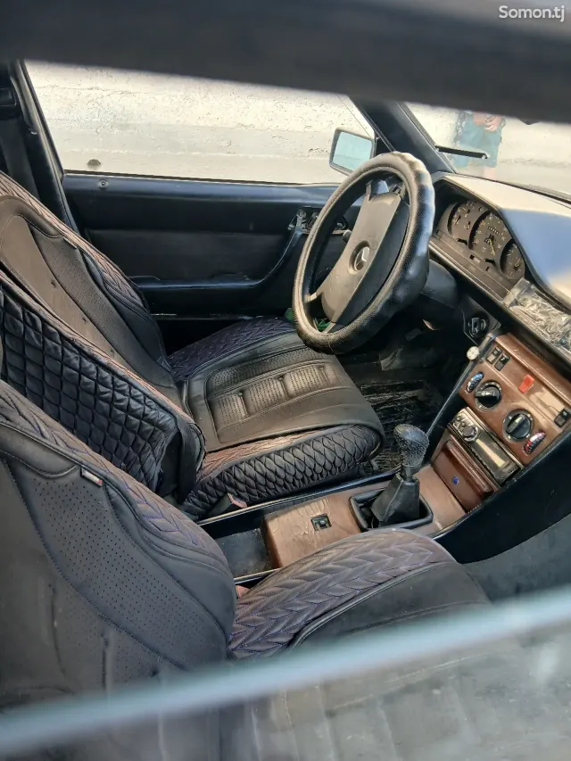 Mercedes-Benz W124 1988 · 2.5 MT