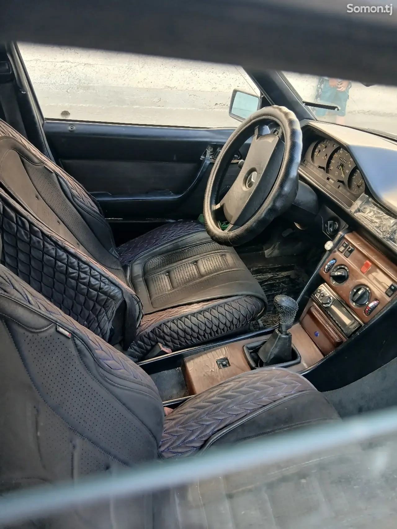 Mercedes-Benz W124 1988 · 2.5 MT