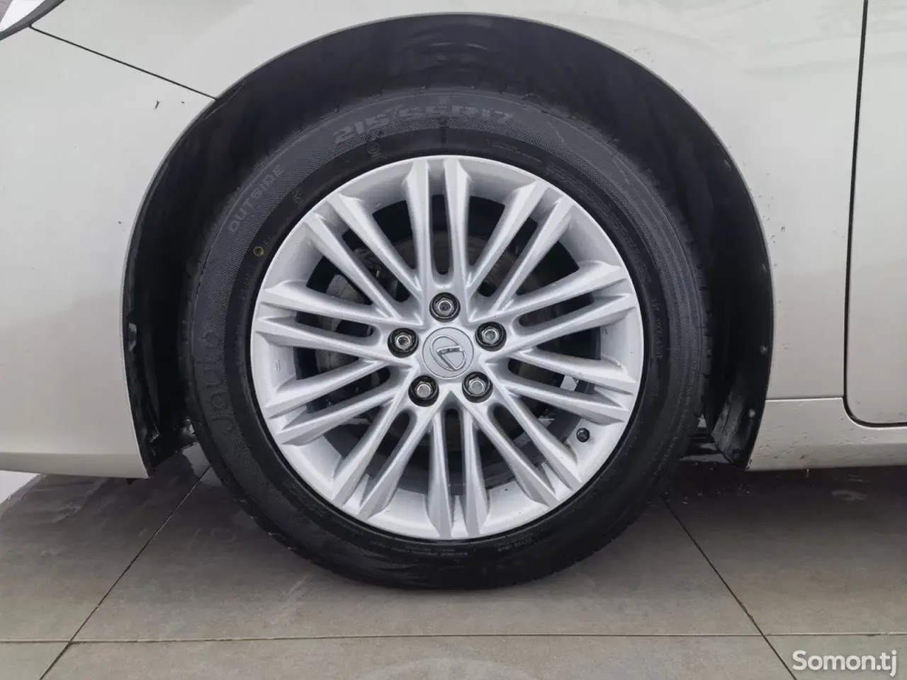 Lexus ES series 2016 · AT