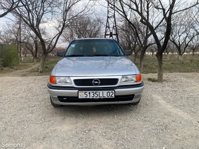 Opel Astra F 1993 · 1.6 MT