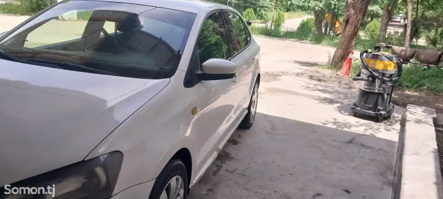 Volkswagen Polo 2014 · 1.6 MT