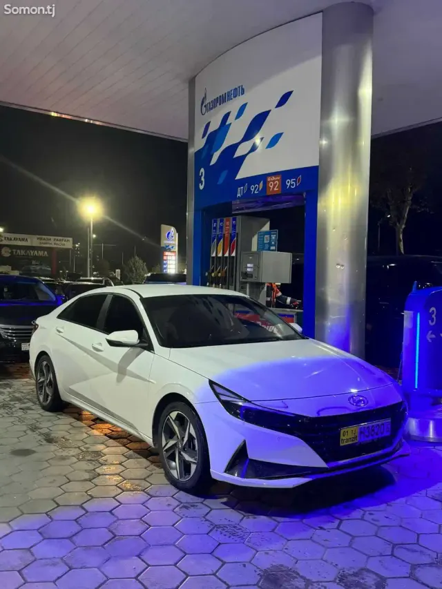 Hyundai Elantra 2023 · 2.0 AT