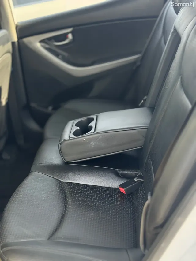 Hyundai Avante 2015 · 1.6 AT