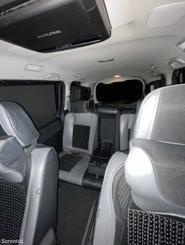 Toyota Voxy 2014 · 2.0 AT