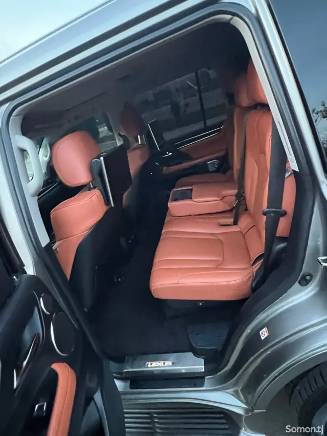 Lexus LX series 2017 · 5.7 AT