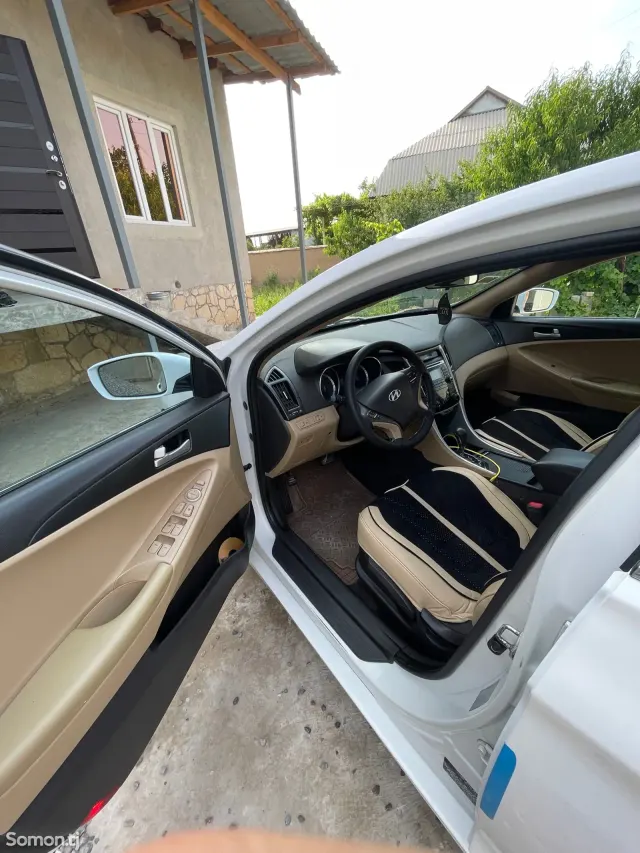 Hyundai Sonata 2011 · 2.4 AT