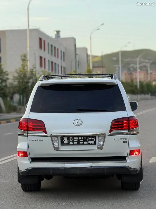 Lexus LX series 2013 · 5.7 AT