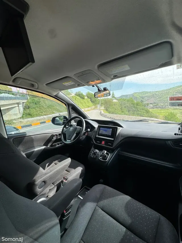 Toyota Voxy 2015 · 1.8 AT