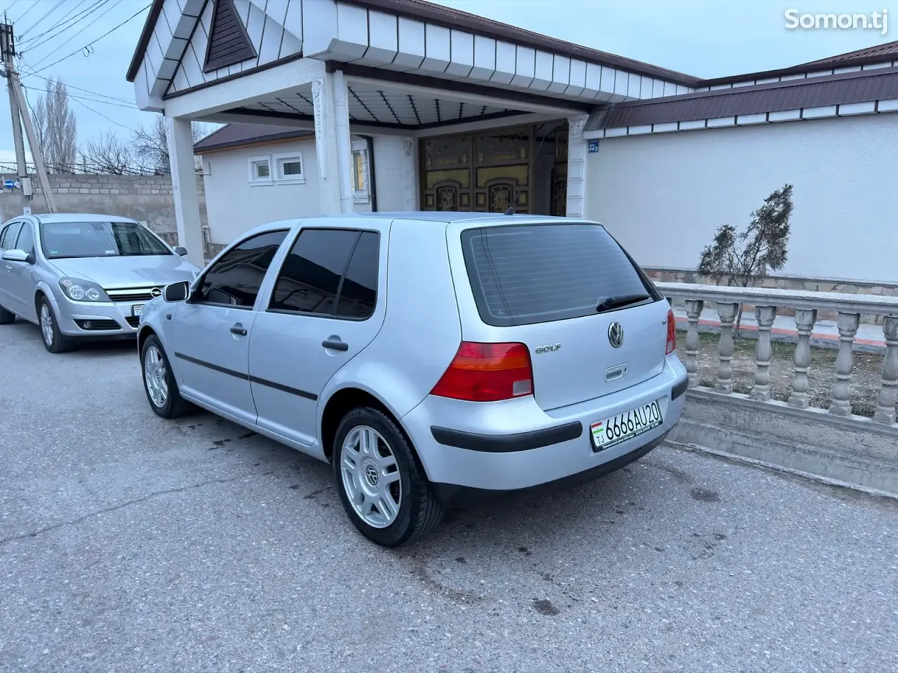 Volkswagen Golf 1999 · 1.6 AT