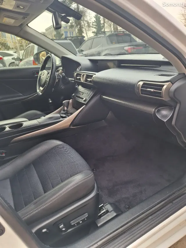Lexus IS series 2014 · 2.5 AT
